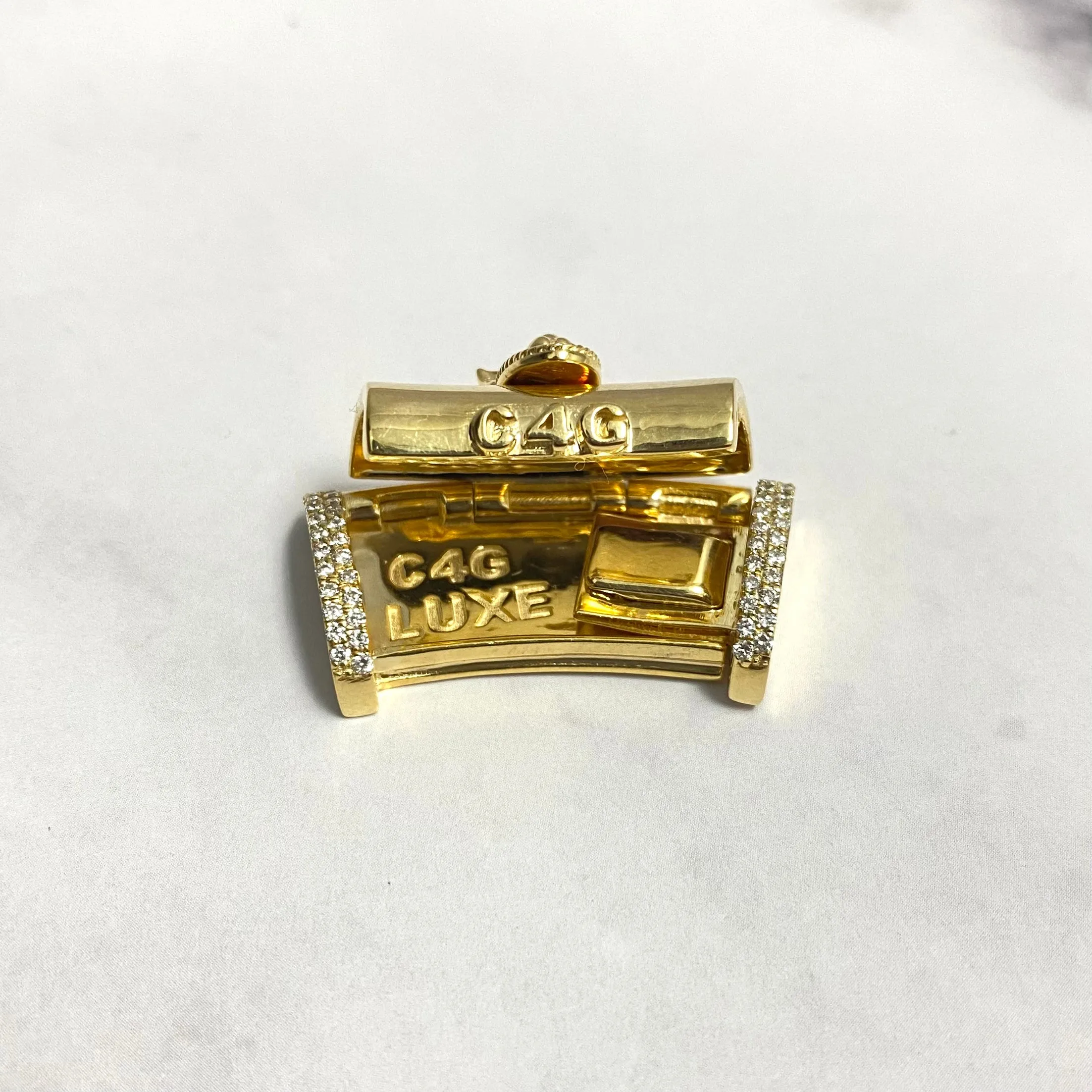 10K Yellow Gold Diamond On The Size Sleek Lock With Panther / 15.2gr / 15mm / 1.1in
