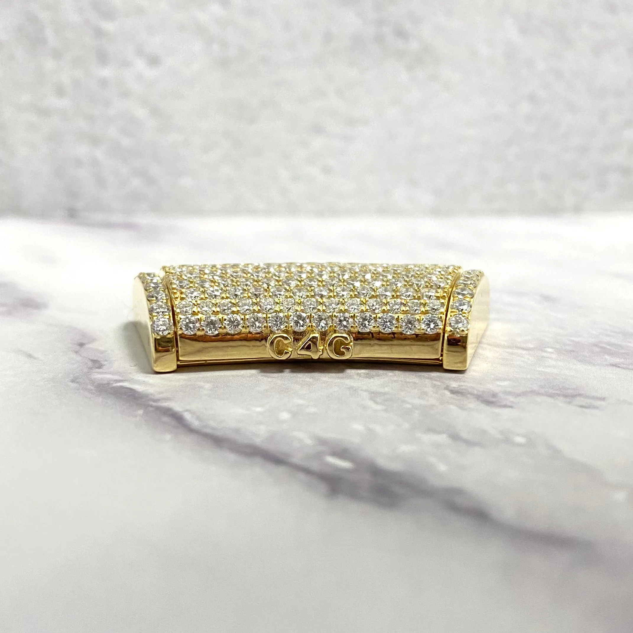 10K Yellow Gold Diamond  Sleek Lock Ct Dia / 19.7gr / 17.5mm / 1.4in