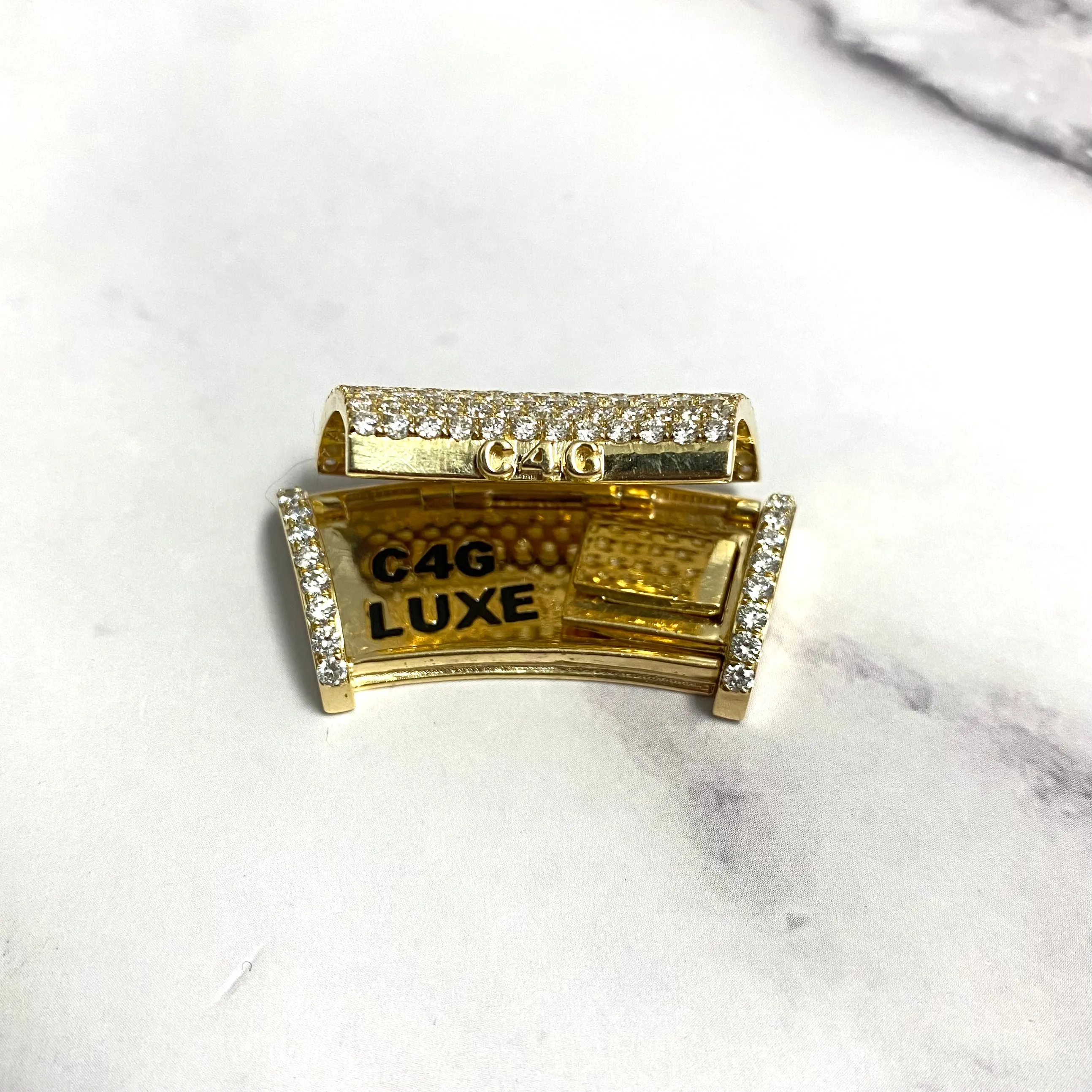 10K Yellow Gold Diamond  Sleek Lock Ct Dia / 19.7gr / 17.5mm / 1.4in