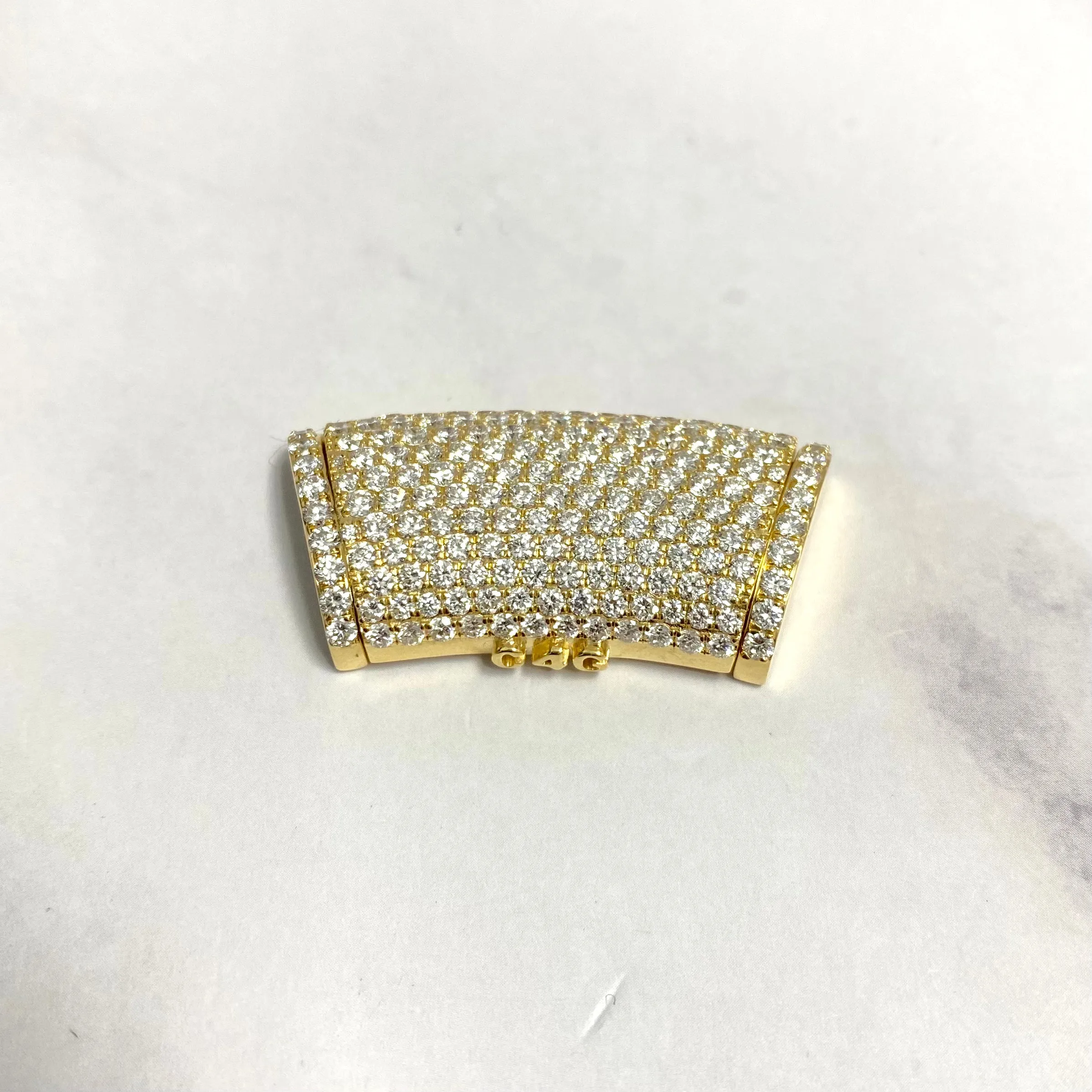 10K Yellow Gold Diamond  Sleek Lock Ct Dia / 19.7gr / 17.5mm / 1.4in