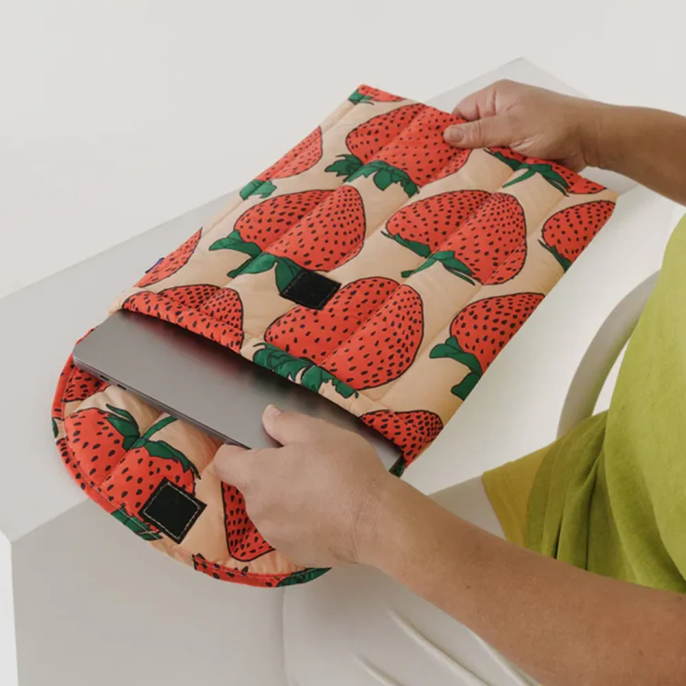 Baggu Puffy Laptop Sleeve 16 inch Strawberry