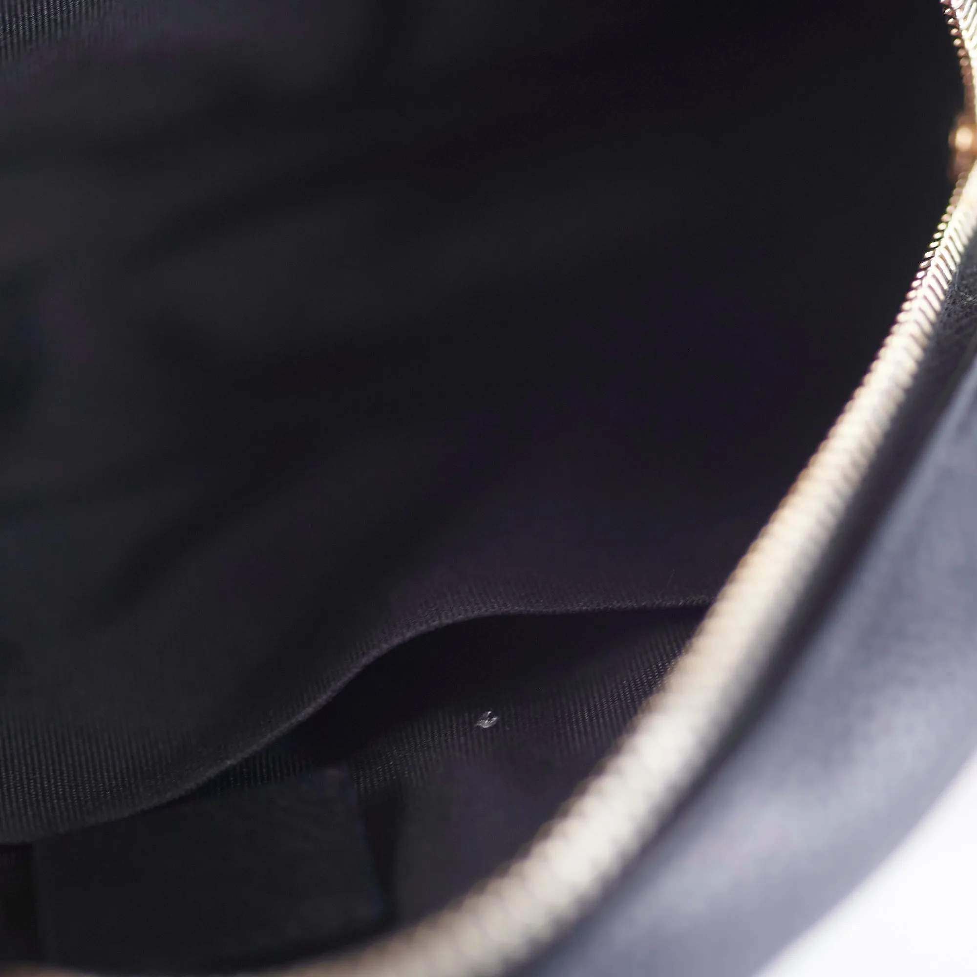 Chanel 19 Round Filigree Caviar Black