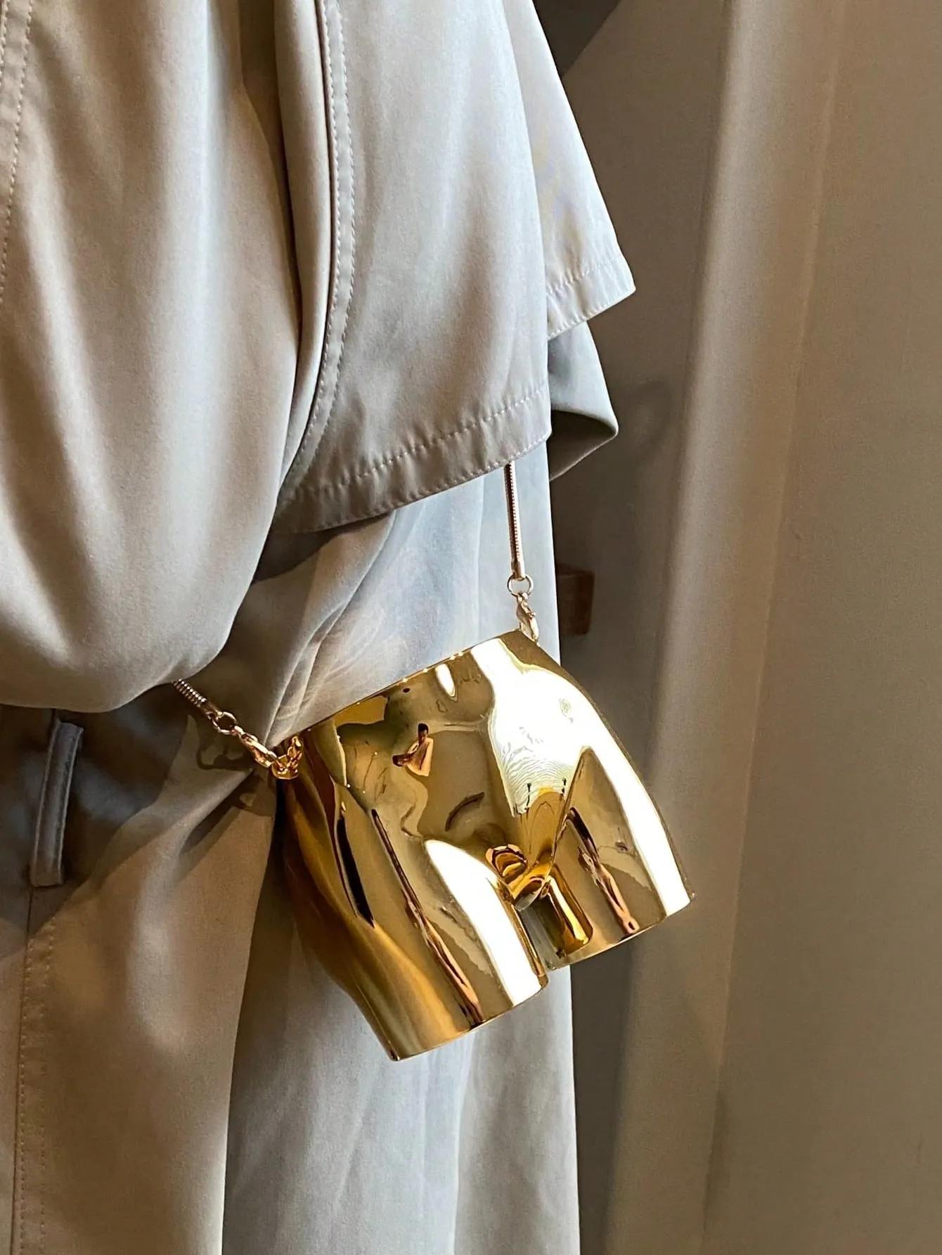 Deirere Shaped Chain Bag