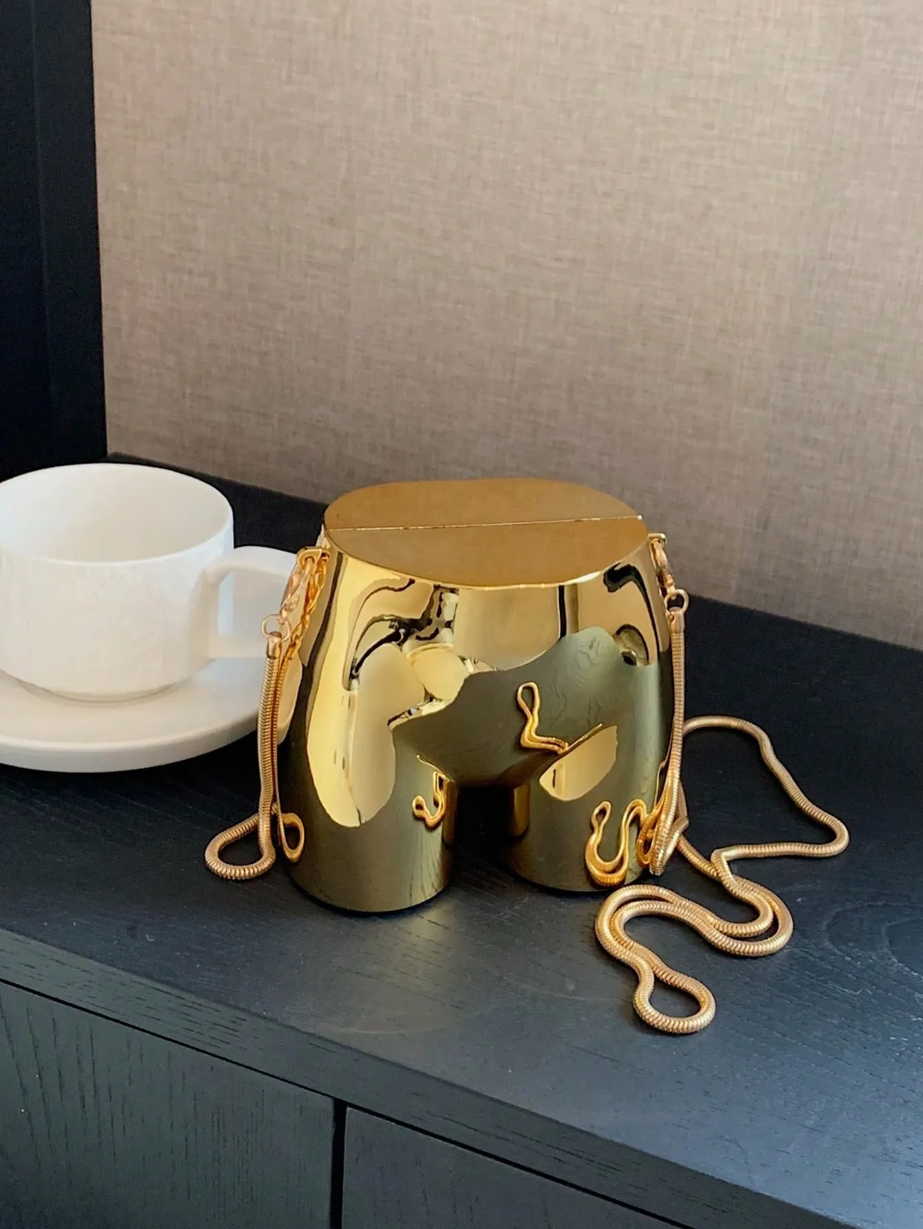 Deirere Shaped Chain Bag