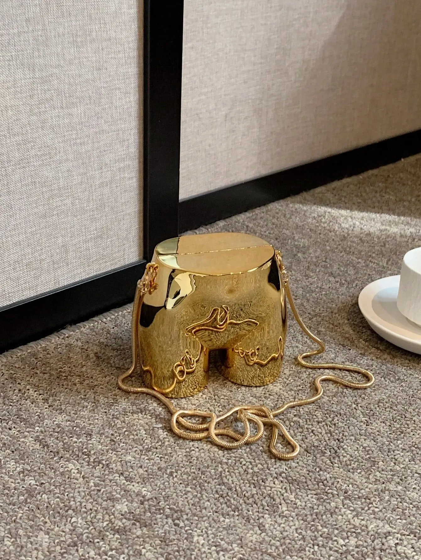 Deirere Shaped Chain Bag
