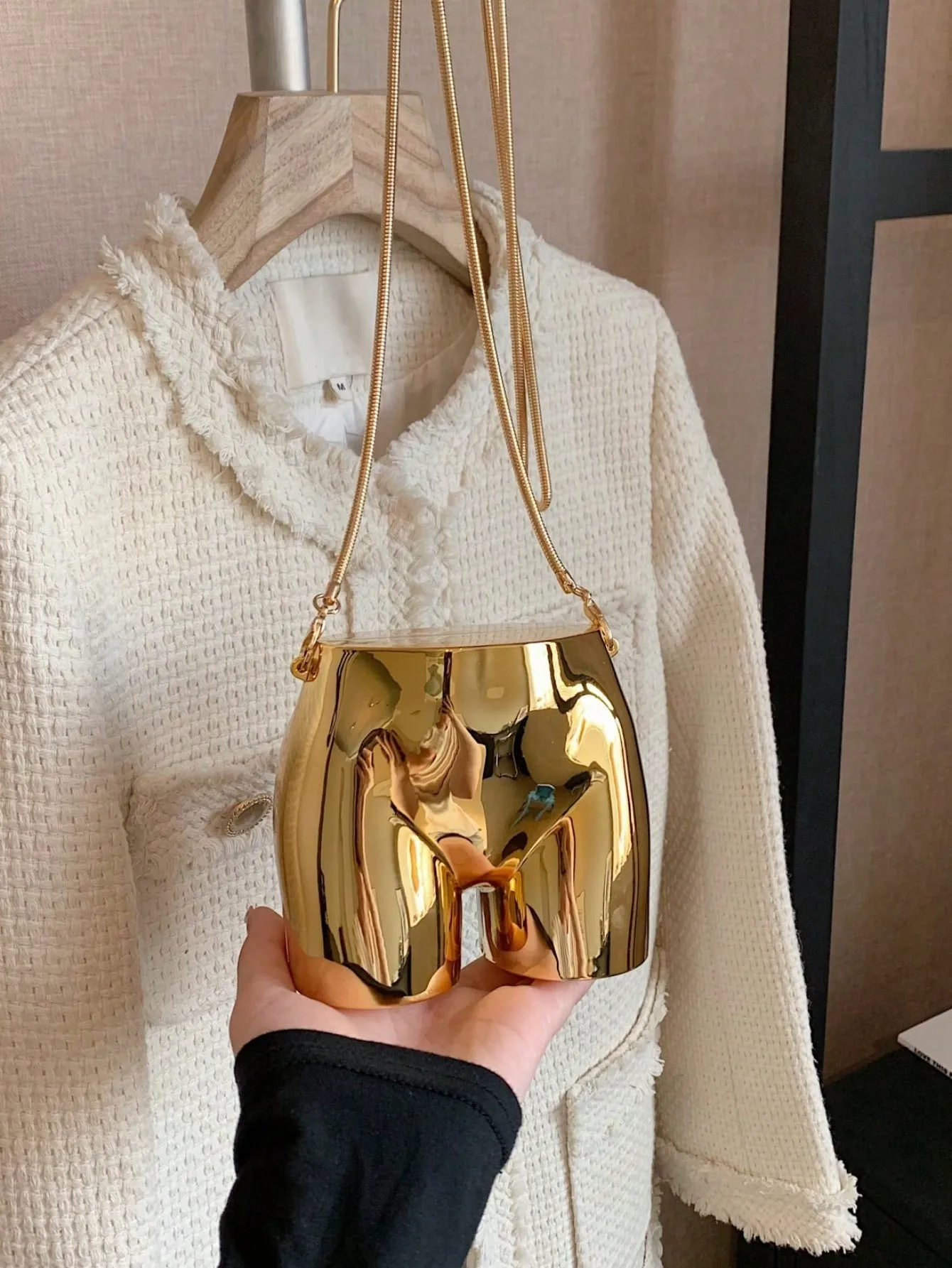 Deirere Shaped Chain Bag