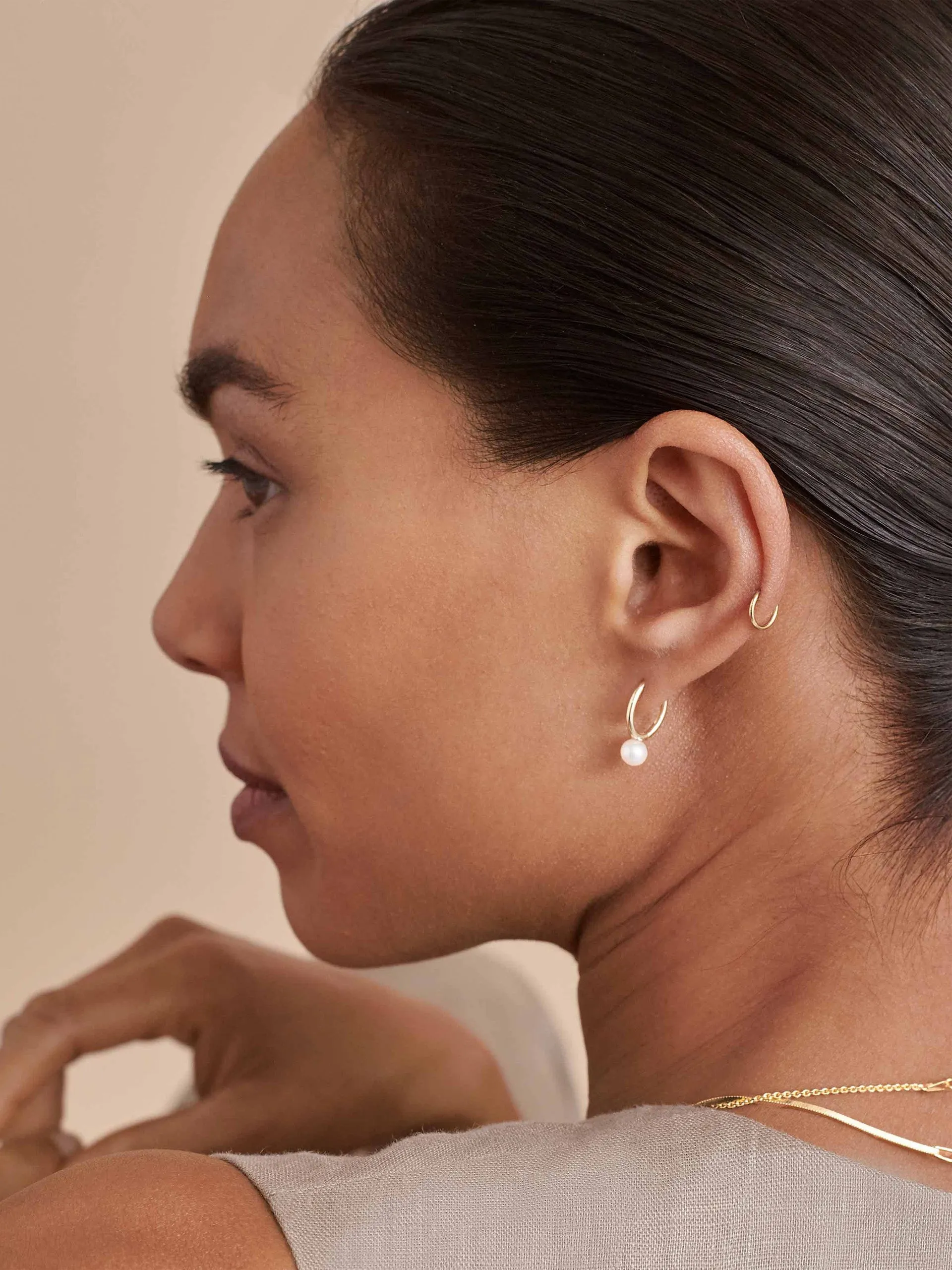 Pearl oval hoop earrings