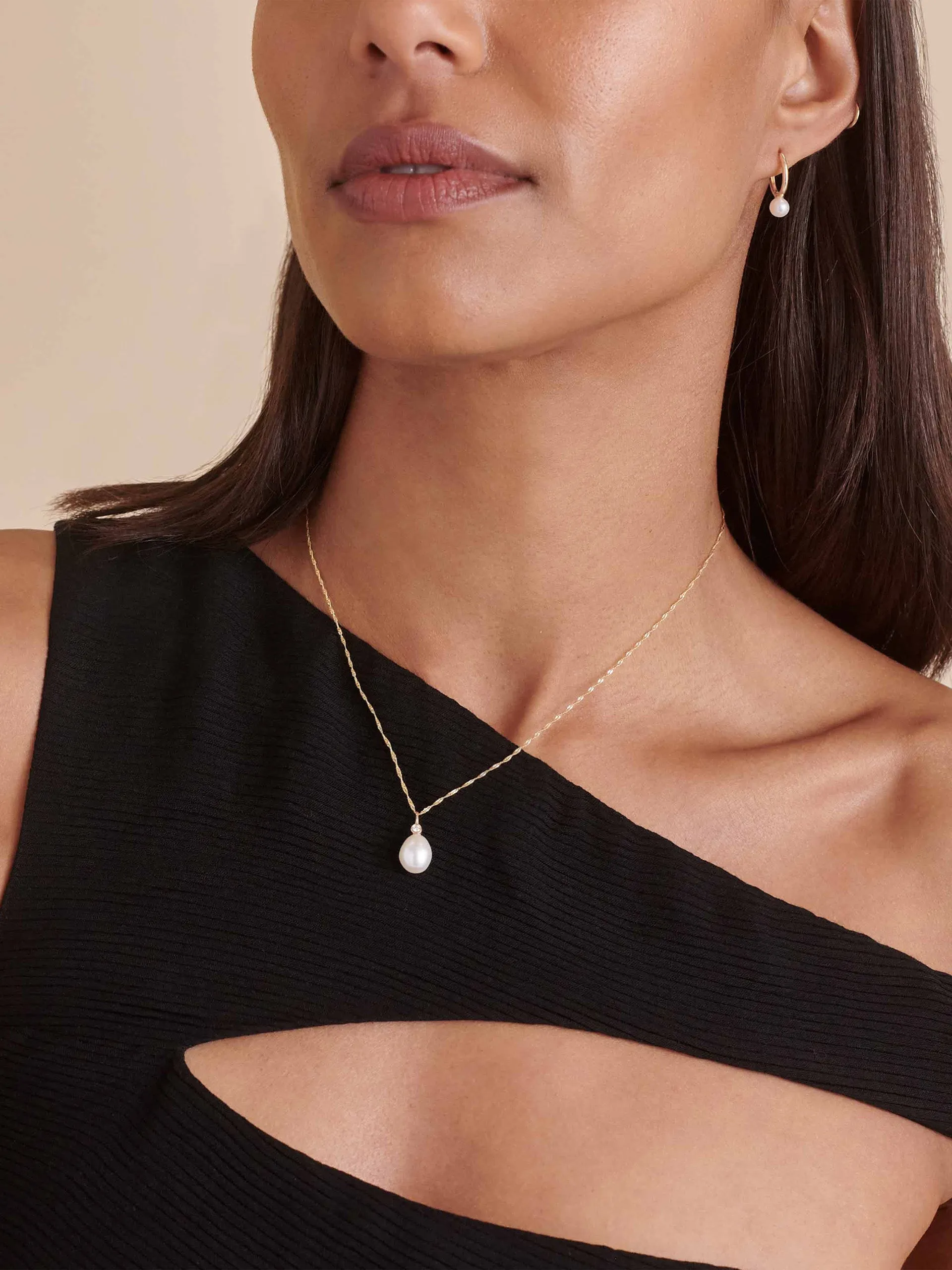 Pearl oval hoop earrings